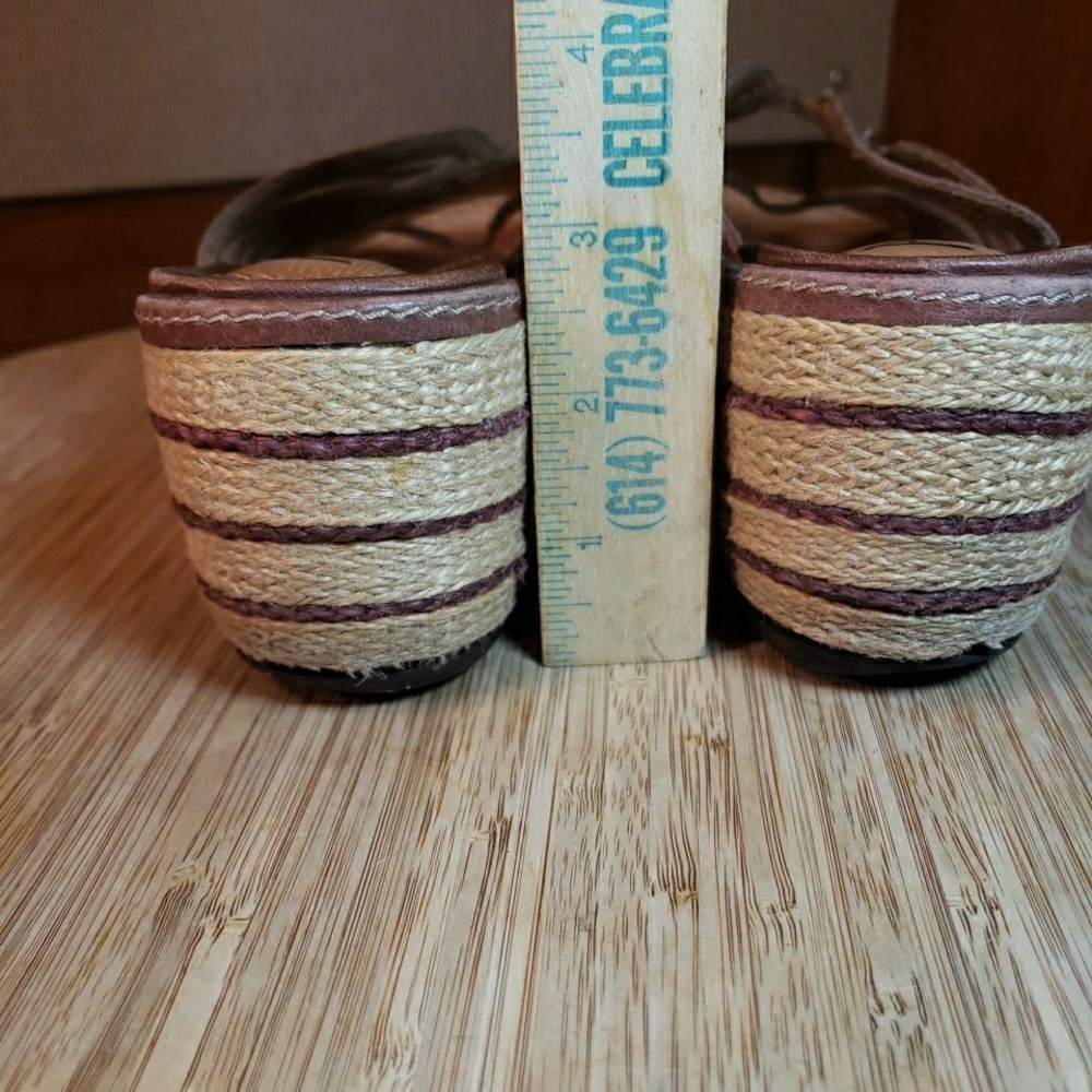 Vintage CLARKS ARTISAN Woman's Size 8M Brown Leather Espadrille Wedge Sandals - Picture 2 of 13